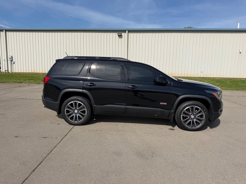 GMC Acadia Vehicle Full-screen Gallery Image 2