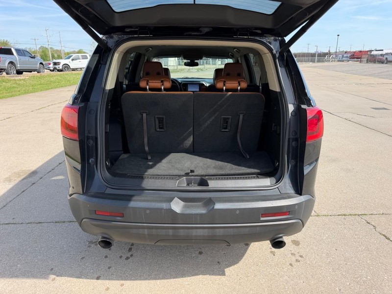 GMC Acadia Vehicle Full-screen Gallery Image 4