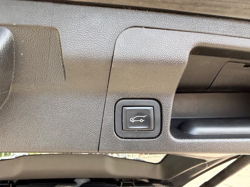 GMC Acadia Vehicle Full-screen Gallery Image 5