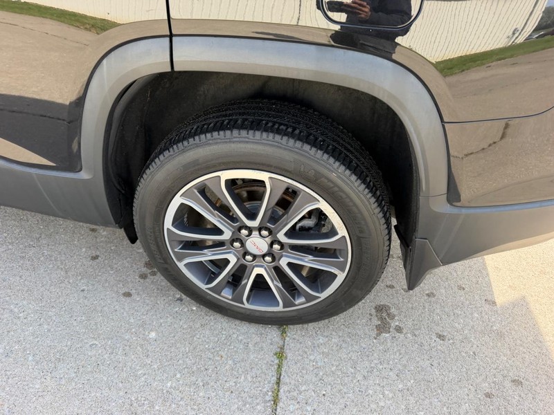 GMC Acadia Vehicle Full-screen Gallery Image 6