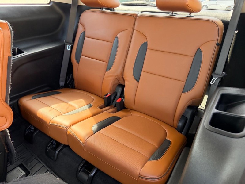 GMC Acadia Vehicle Full-screen Gallery Image 7