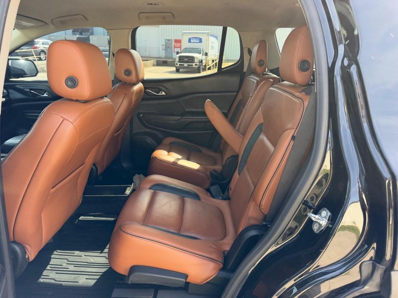 GMC Acadia Vehicle Full-screen Gallery Image 8