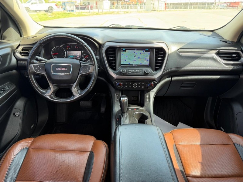 GMC Acadia Vehicle Full-screen Gallery Image 10