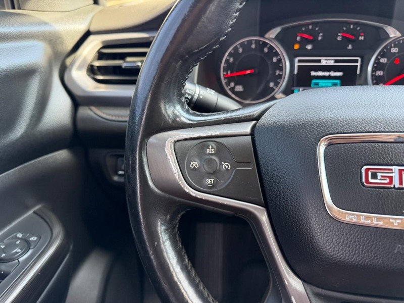 GMC Acadia Vehicle Full-screen Gallery Image 12