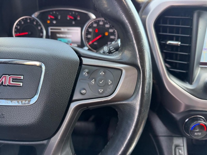 GMC Acadia Vehicle Full-screen Gallery Image 13