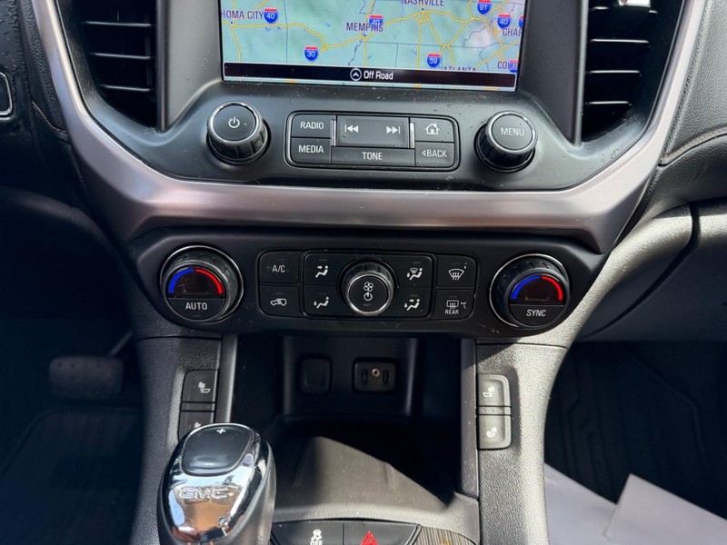 GMC Acadia Vehicle Full-screen Gallery Image 15