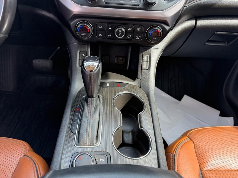 GMC Acadia Vehicle Full-screen Gallery Image 16