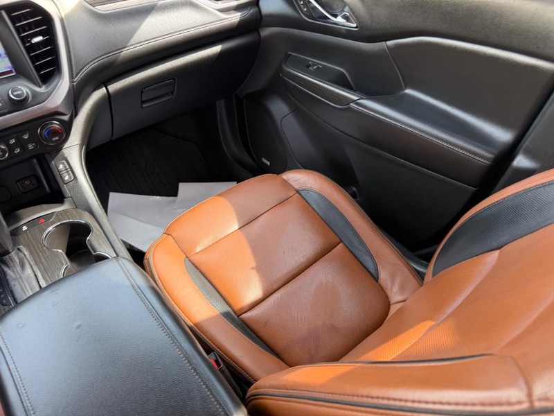 GMC Acadia Vehicle Full-screen Gallery Image 17