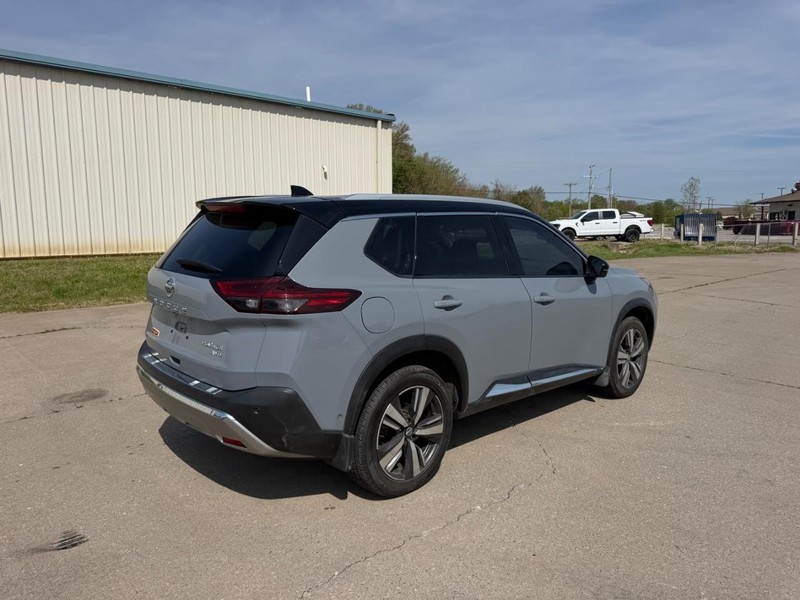 Nissan Rogue Vehicle Full-screen Gallery Image 3