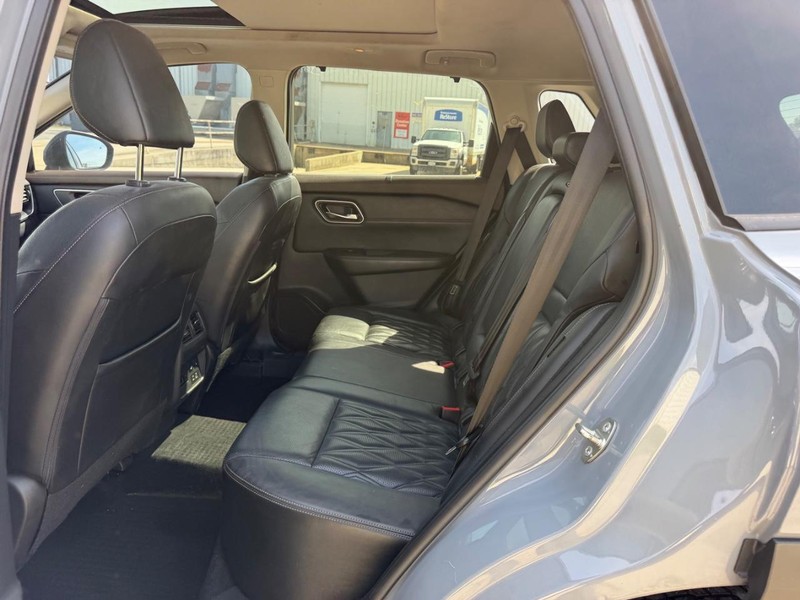 Nissan Rogue Vehicle Full-screen Gallery Image 7