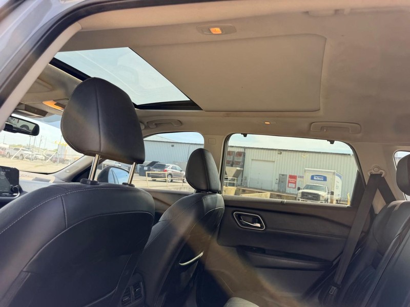 Nissan Rogue Vehicle Full-screen Gallery Image 8