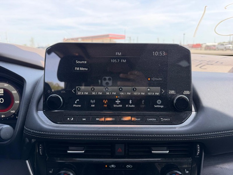 Nissan Rogue Vehicle Full-screen Gallery Image 14