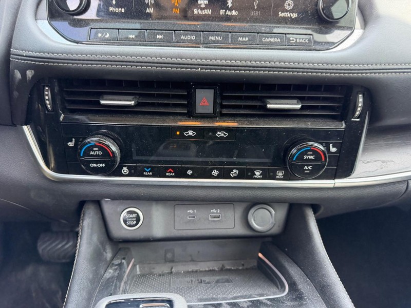 Nissan Rogue Vehicle Full-screen Gallery Image 15