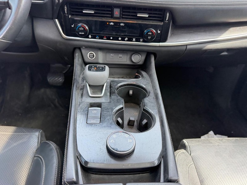 Nissan Rogue Vehicle Full-screen Gallery Image 16