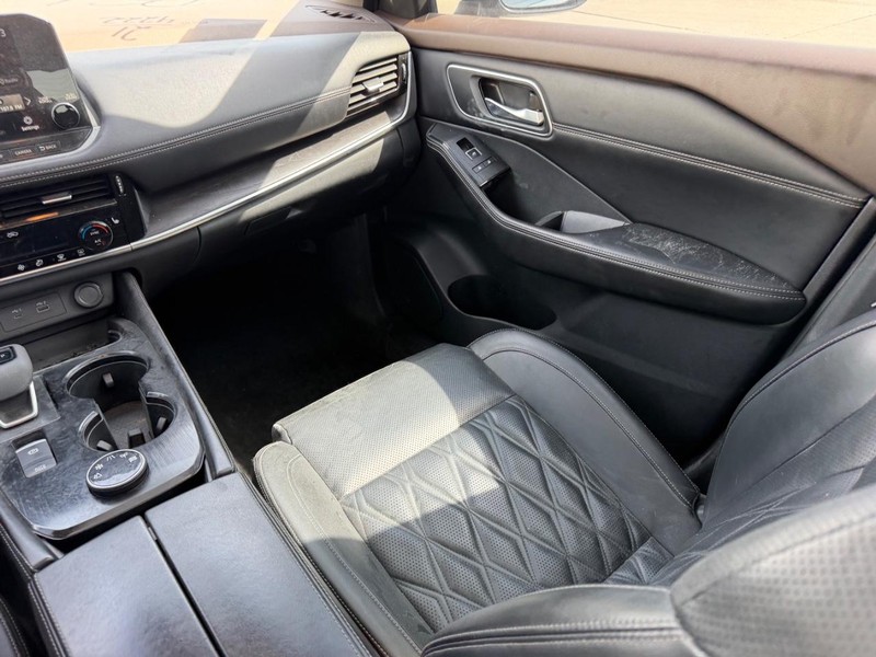 Nissan Rogue Vehicle Full-screen Gallery Image 17