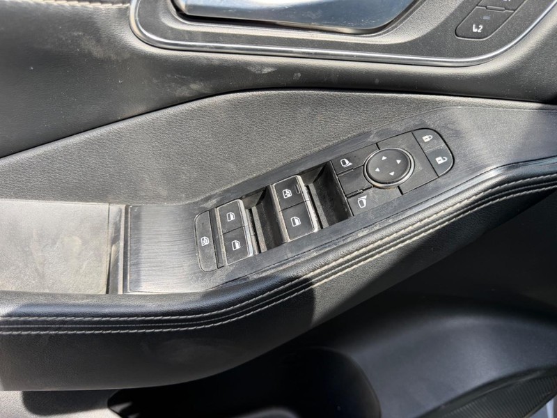 Nissan Rogue Vehicle Full-screen Gallery Image 18