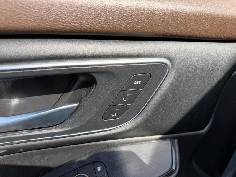 Nissan Rogue Vehicle Full-screen Gallery Image 19