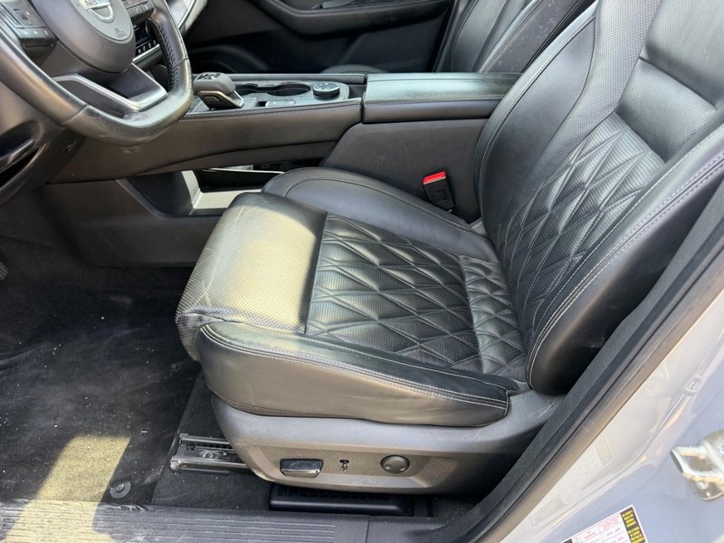 Nissan Rogue Vehicle Full-screen Gallery Image 20