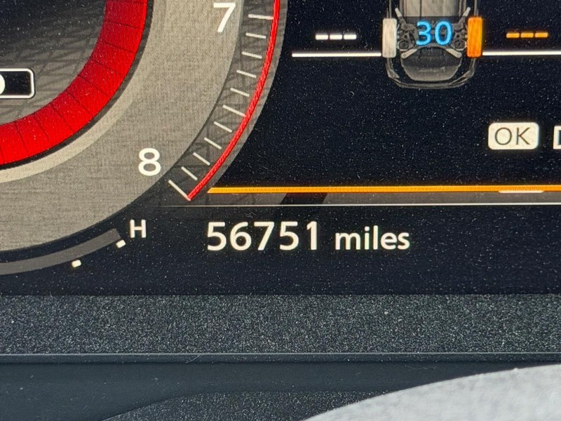 Nissan Rogue Vehicle Full-screen Gallery Image 21