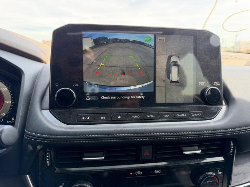 Nissan Rogue Vehicle Full-screen Gallery Image 22