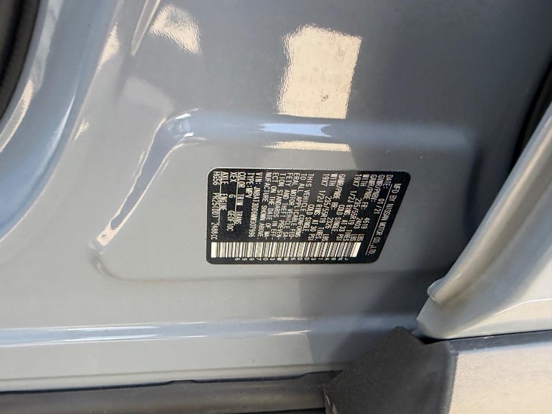 Nissan Rogue Vehicle Full-screen Gallery Image 23