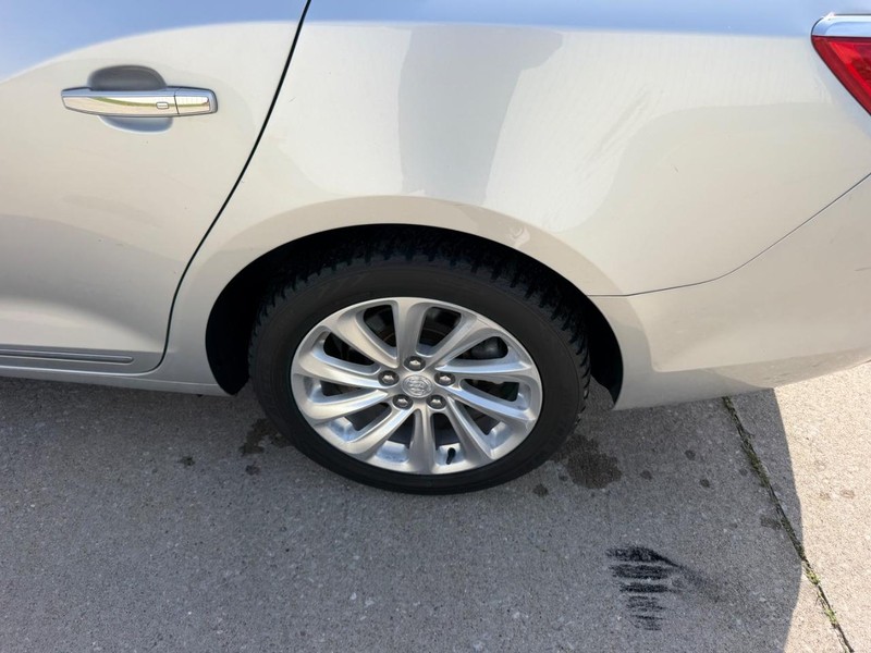 Buick LaCrosse Vehicle Full-screen Gallery Image 5