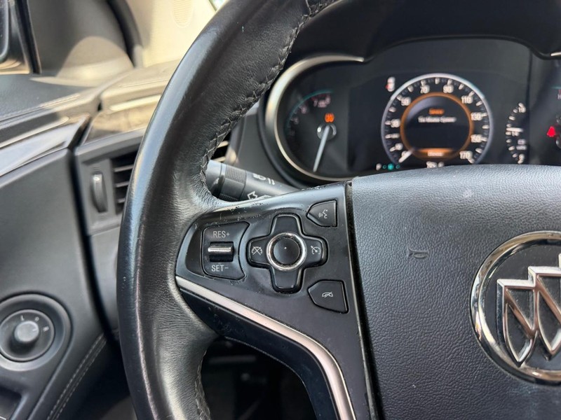 Buick LaCrosse Vehicle Full-screen Gallery Image 9