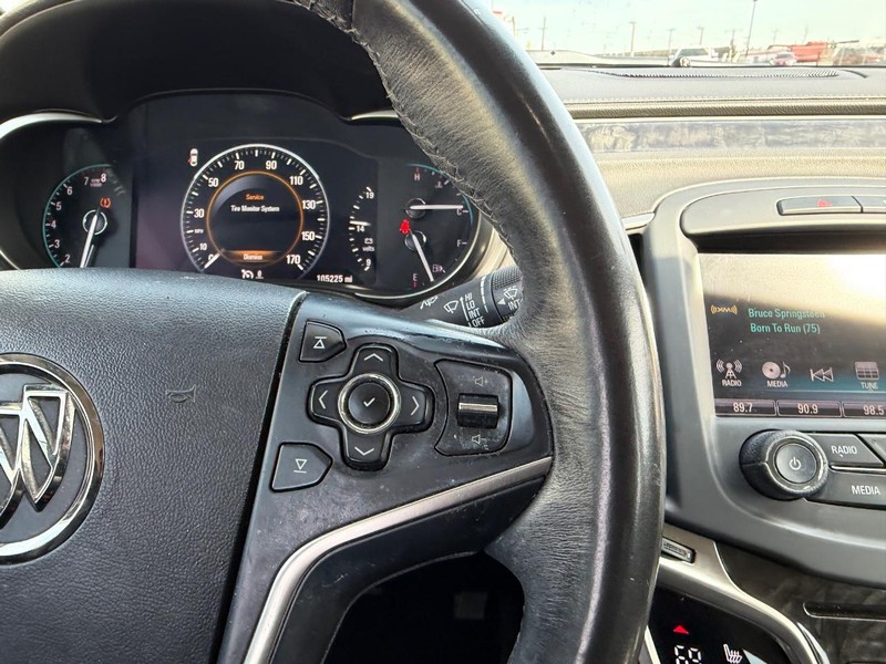 Buick LaCrosse Vehicle Full-screen Gallery Image 10