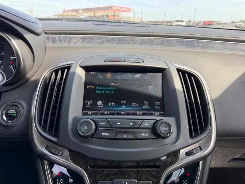 Buick LaCrosse Vehicle Full-screen Gallery Image 11