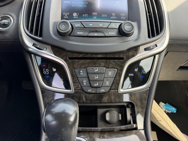 Buick LaCrosse Vehicle Full-screen Gallery Image 12