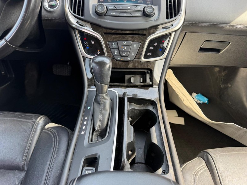 Buick LaCrosse Vehicle Full-screen Gallery Image 13