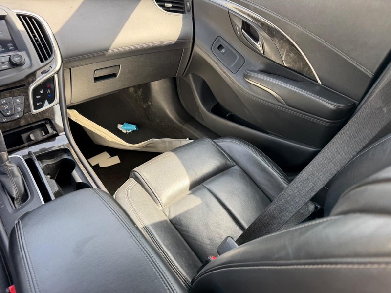 Buick LaCrosse Vehicle Full-screen Gallery Image 14