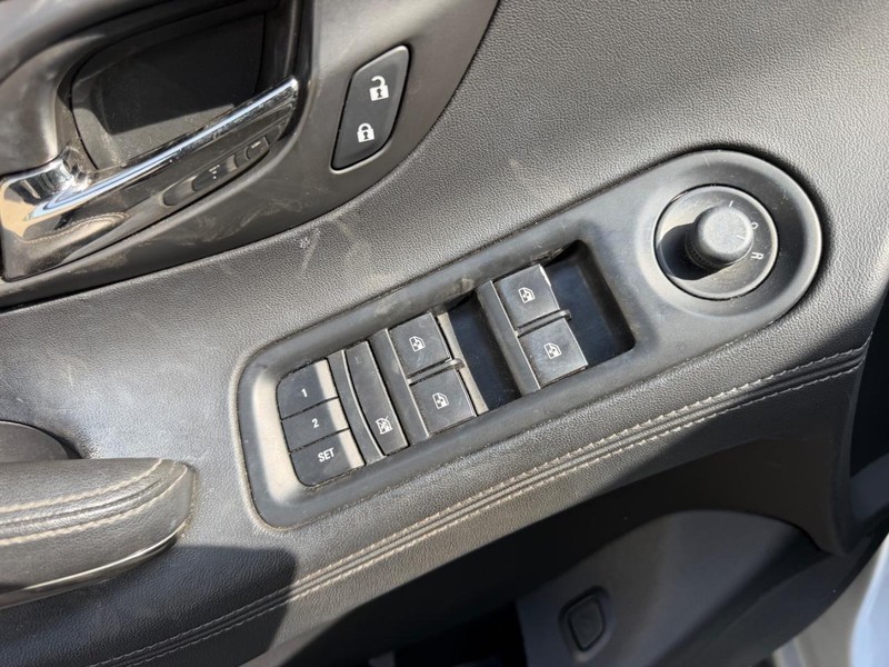 Buick LaCrosse Vehicle Full-screen Gallery Image 15