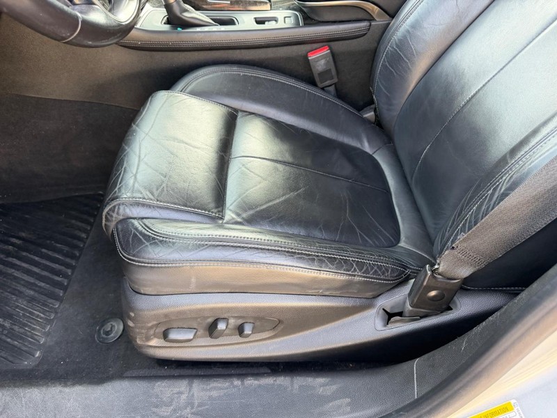 Buick LaCrosse Vehicle Full-screen Gallery Image 16