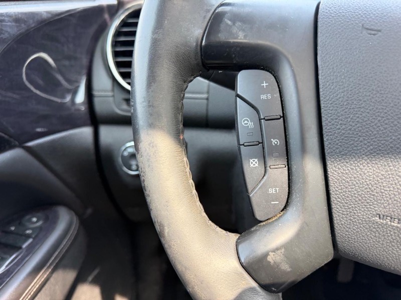 Buick Enclave Vehicle Full-screen Gallery Image 14