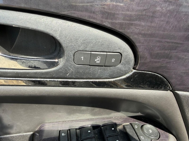 Buick Enclave Vehicle Full-screen Gallery Image 21