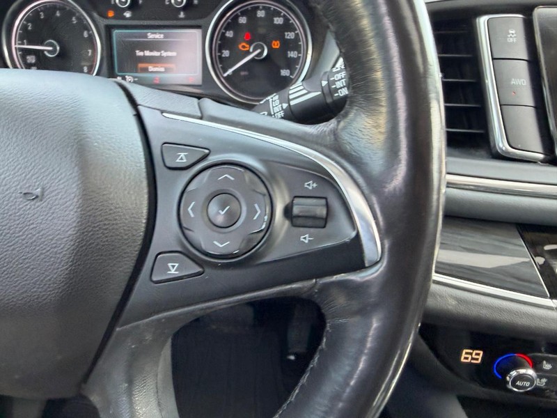 Buick Enclave Vehicle Full-screen Gallery Image 15