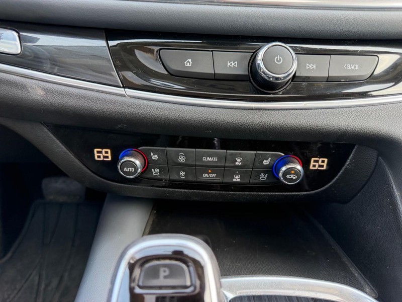 Buick Enclave Vehicle Full-screen Gallery Image 17