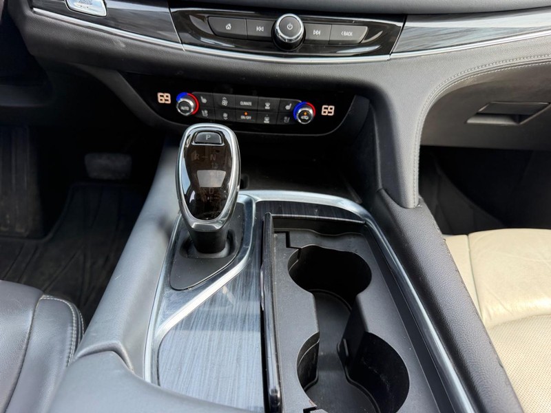 Buick Enclave Vehicle Full-screen Gallery Image 18