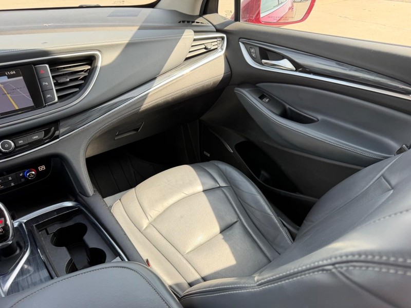 Buick Enclave Vehicle Full-screen Gallery Image 19