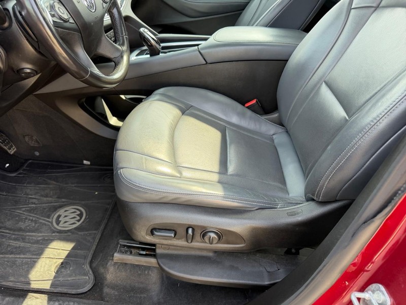 Buick Enclave Vehicle Full-screen Gallery Image 22