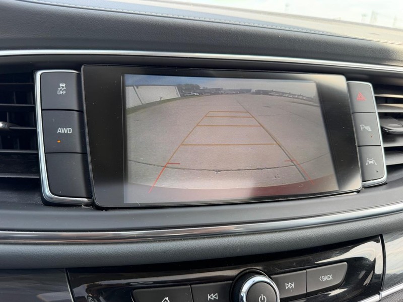 Buick Enclave Vehicle Full-screen Gallery Image 24