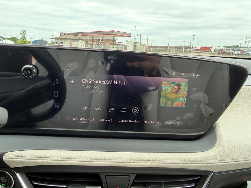 Buick Encore GX Vehicle Full-screen Gallery Image 12