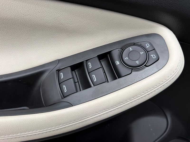 Buick Encore GX Vehicle Full-screen Gallery Image 17