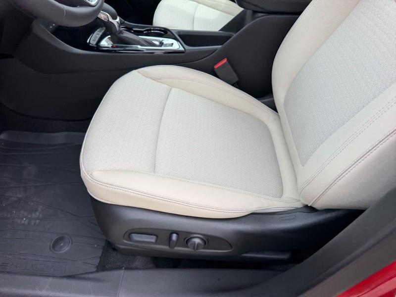 Buick Encore GX Vehicle Full-screen Gallery Image 18