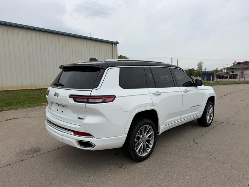 Jeep Grand Cherokee L Vehicle Full-screen Gallery Image 3