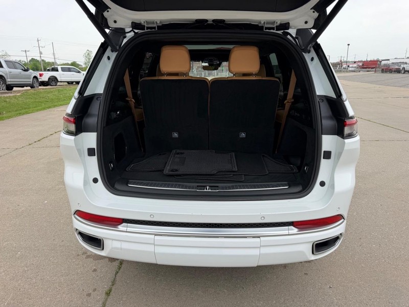 Jeep Grand Cherokee L Vehicle Full-screen Gallery Image 5