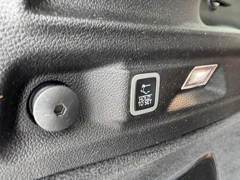 Jeep Grand Cherokee L Vehicle Full-screen Gallery Image 6