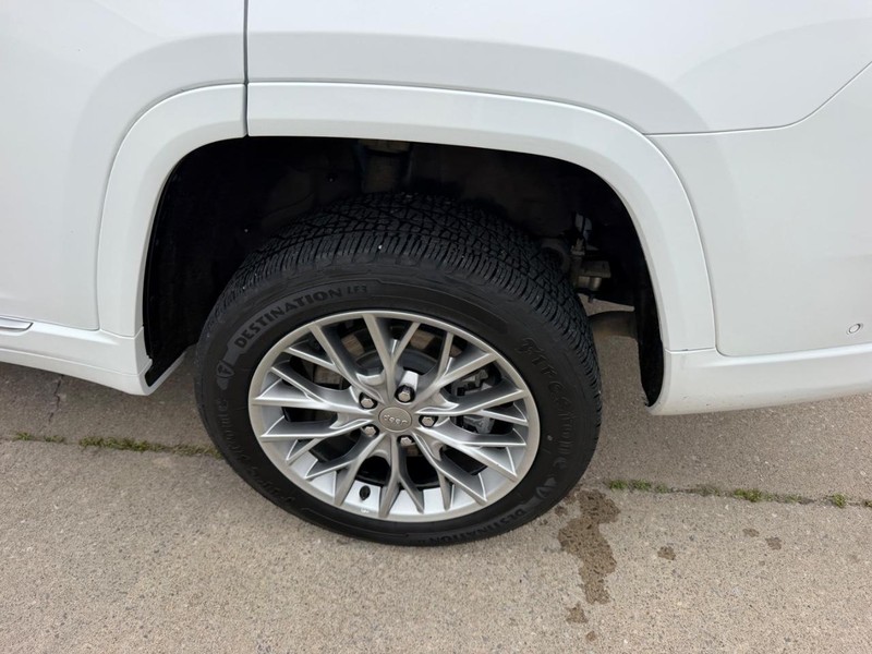 Jeep Grand Cherokee L Vehicle Full-screen Gallery Image 7