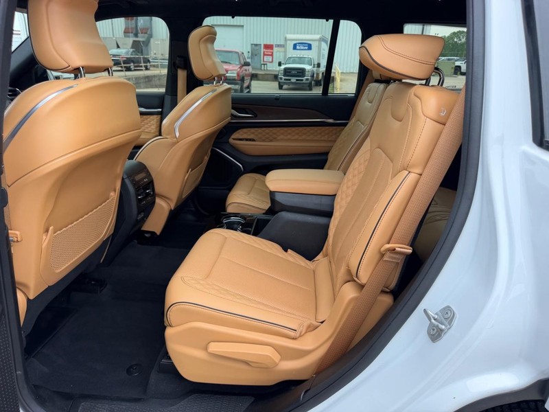 Jeep Grand Cherokee L Vehicle Full-screen Gallery Image 9